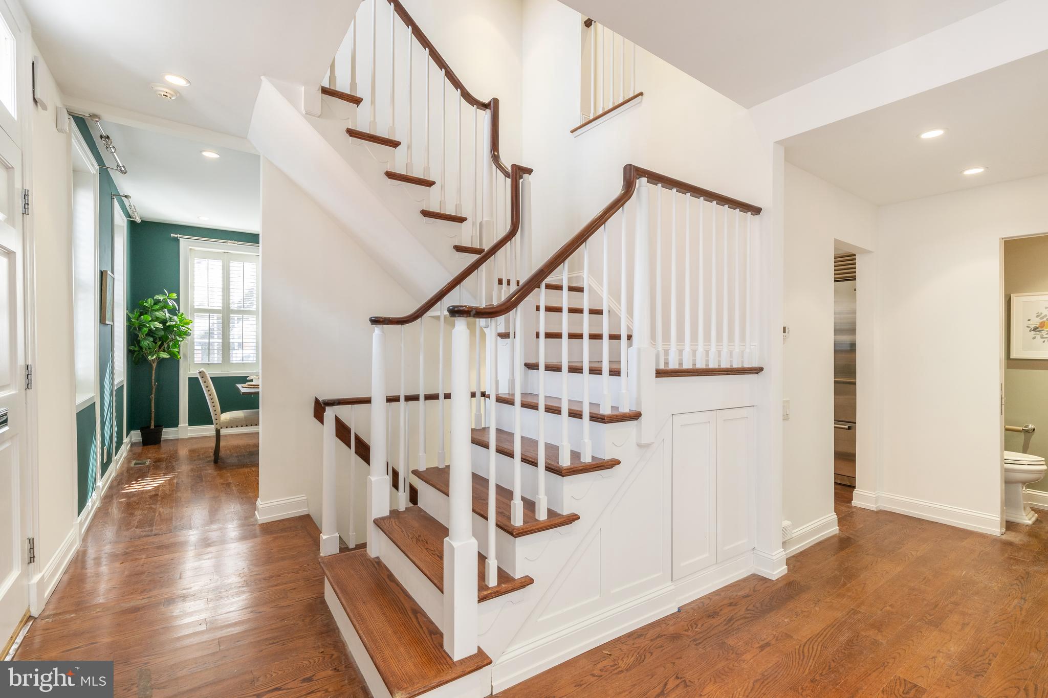 QUEEN VILLAGE - Residential