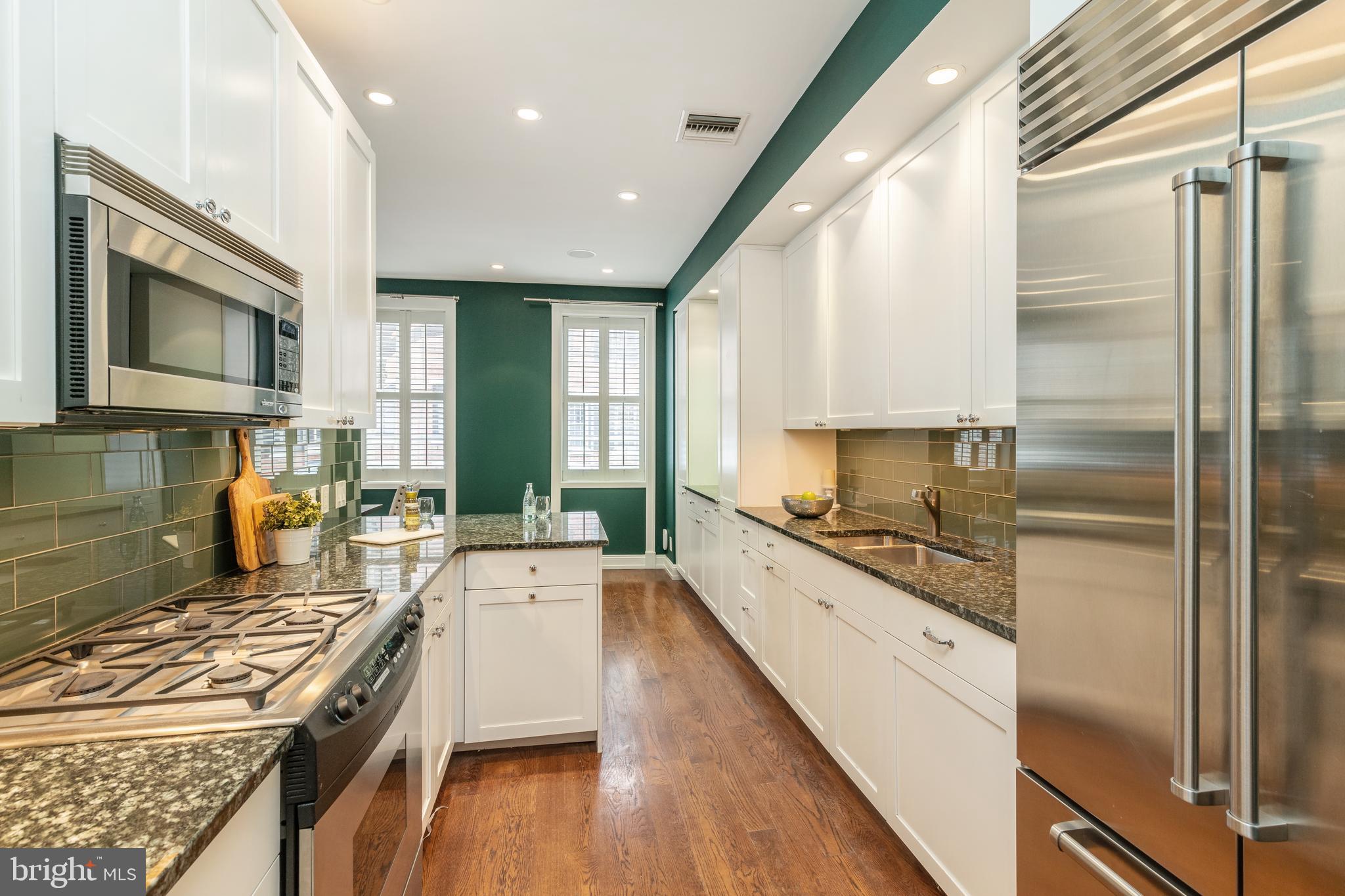 QUEEN VILLAGE - Residential