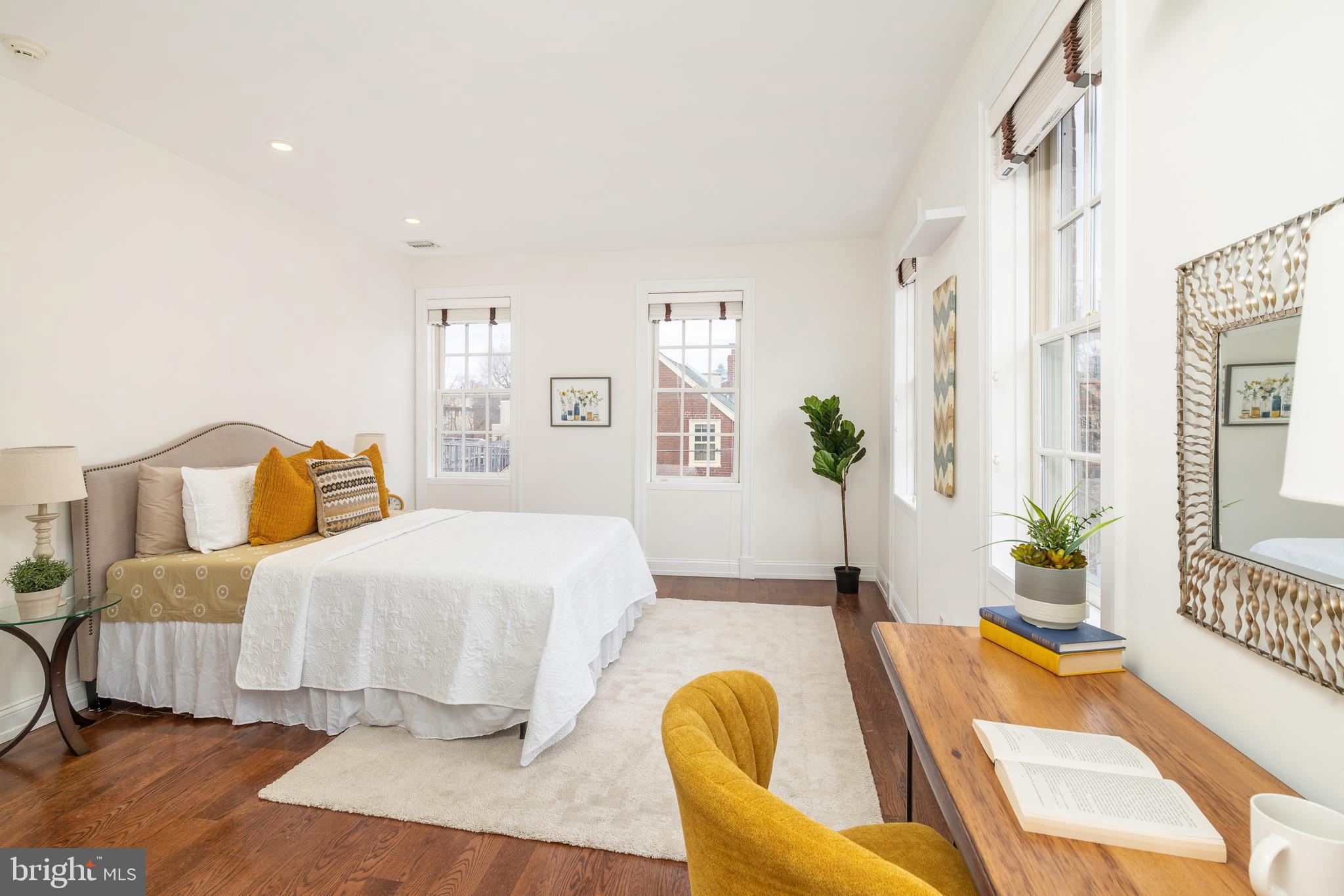 QUEEN VILLAGE - Residential