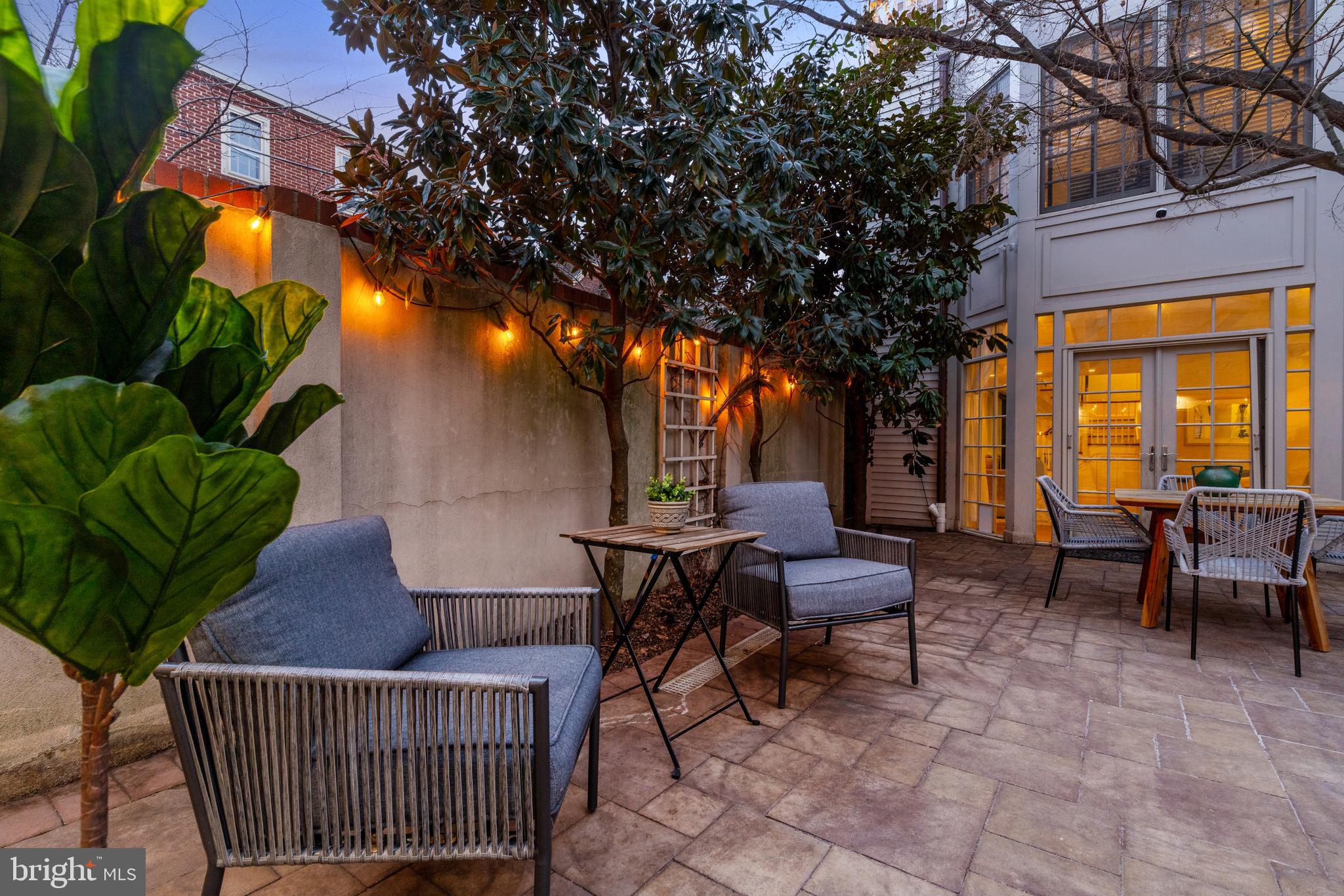 QUEEN VILLAGE - Residential