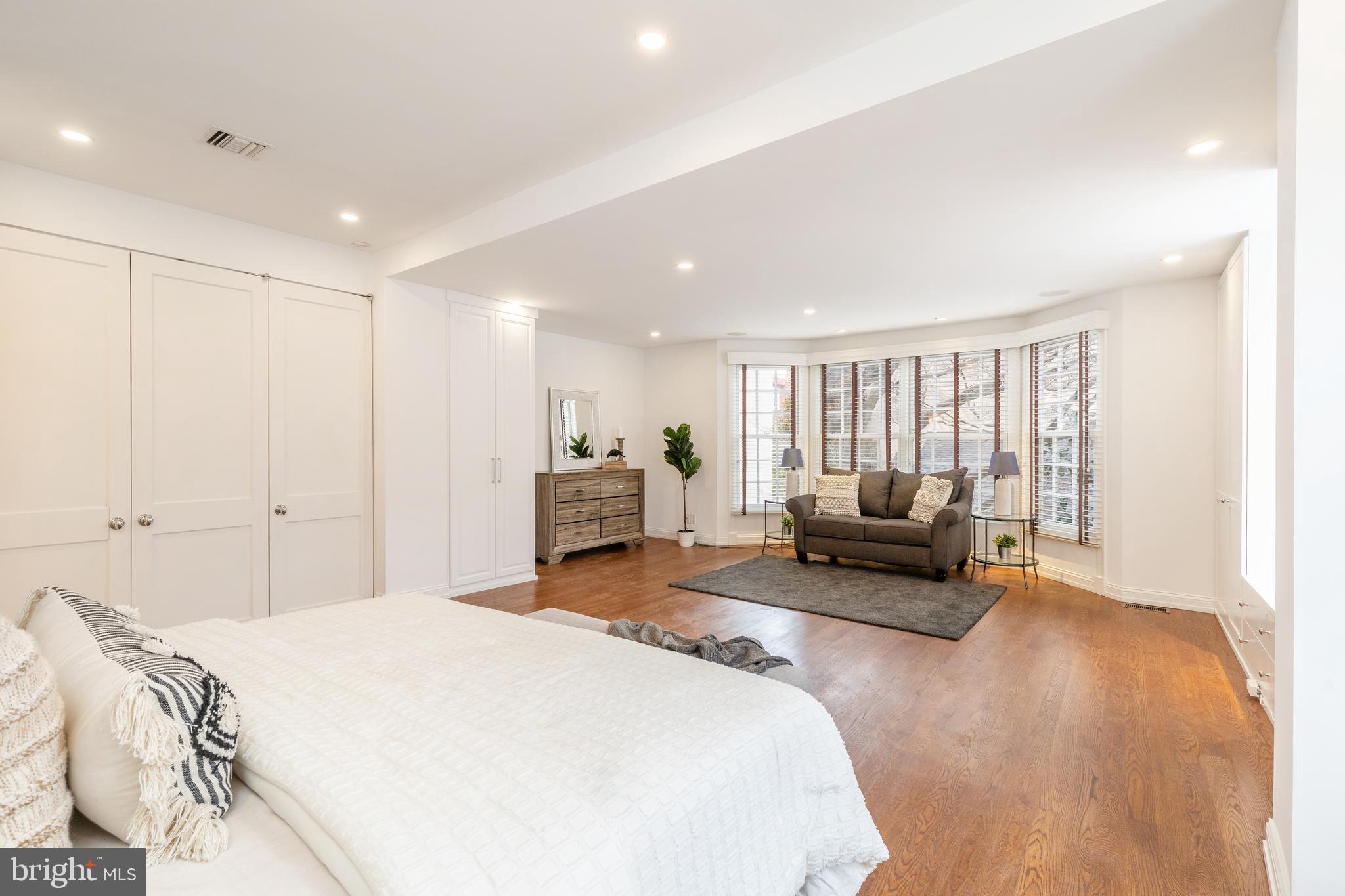 QUEEN VILLAGE - Residential