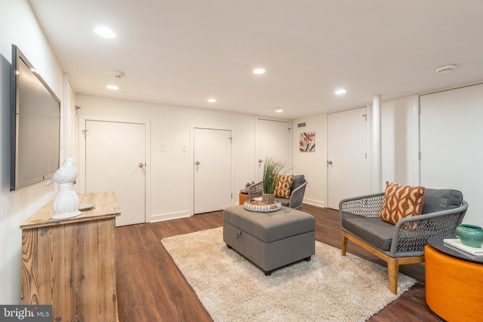 QUEEN VILLAGE - Residential