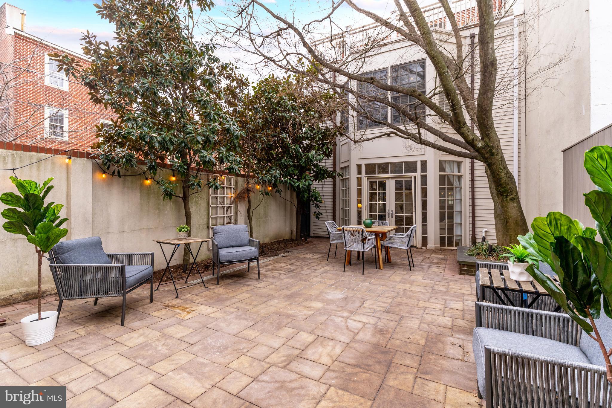 QUEEN VILLAGE - Residential