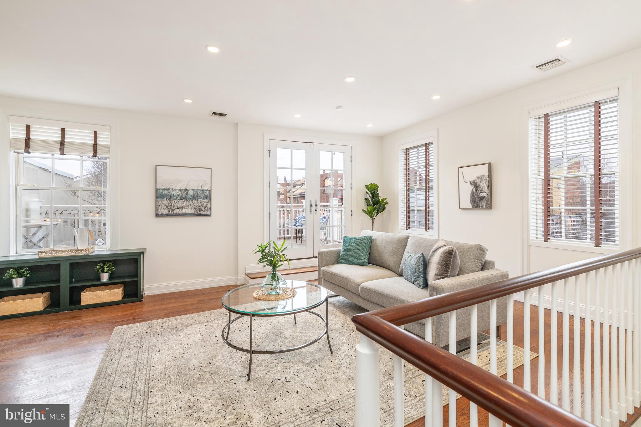 QUEEN VILLAGE - Residential