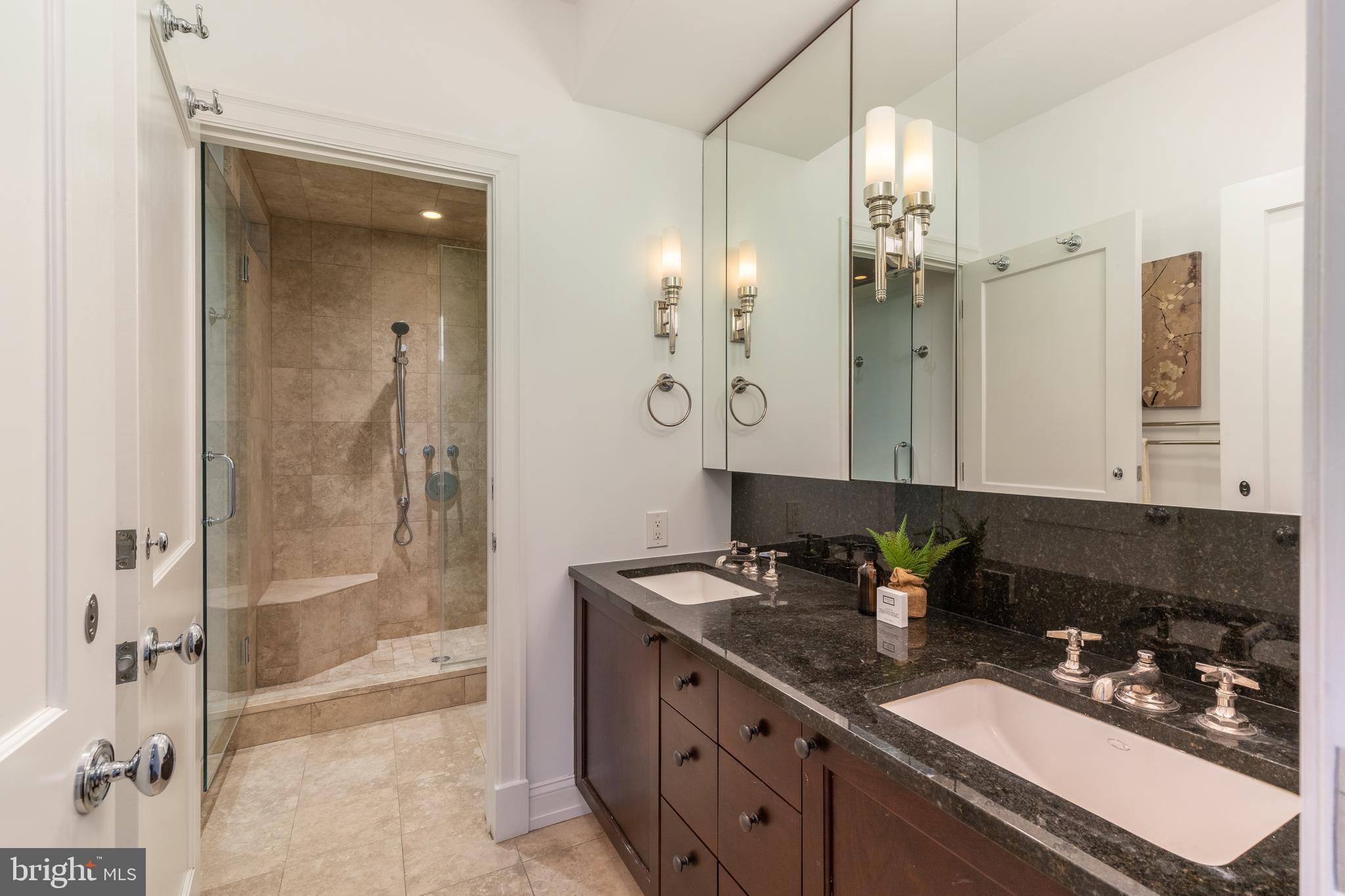 QUEEN VILLAGE - Residential