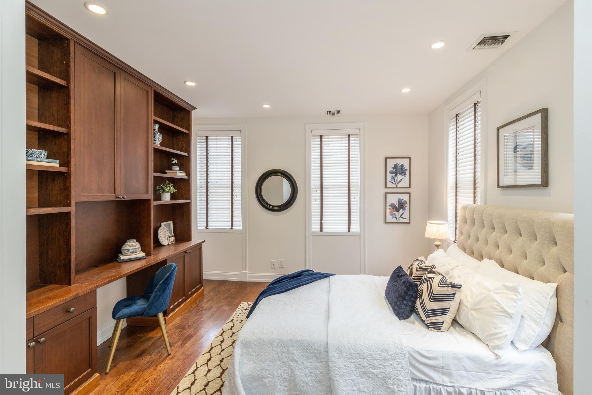 QUEEN VILLAGE - Residential