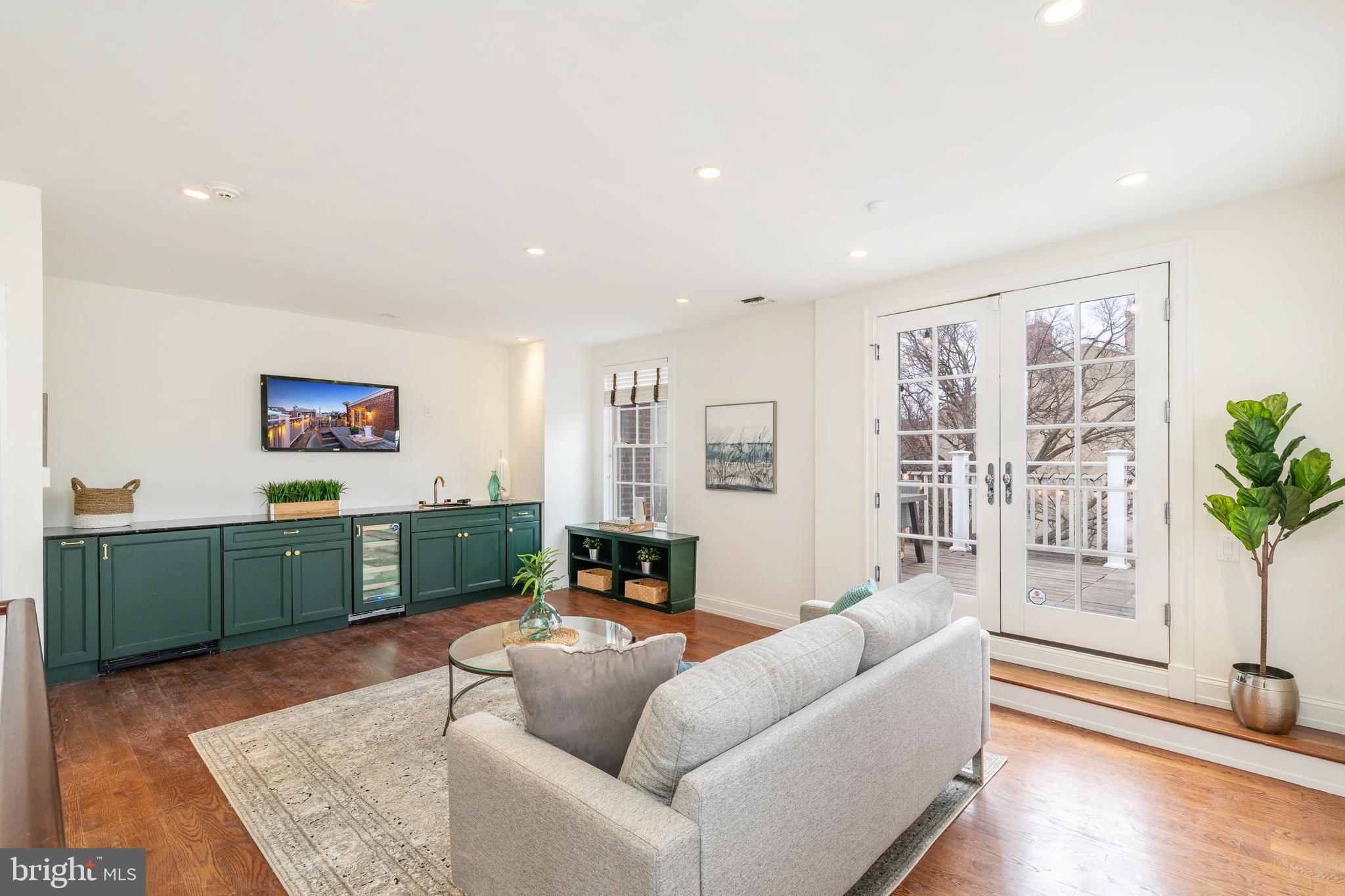 QUEEN VILLAGE - Residential