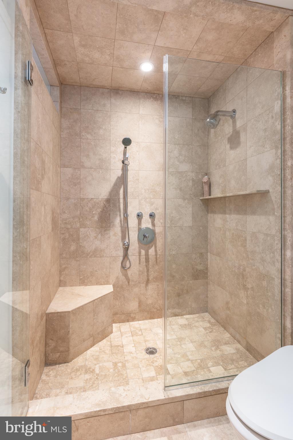 QUEEN VILLAGE - Residential