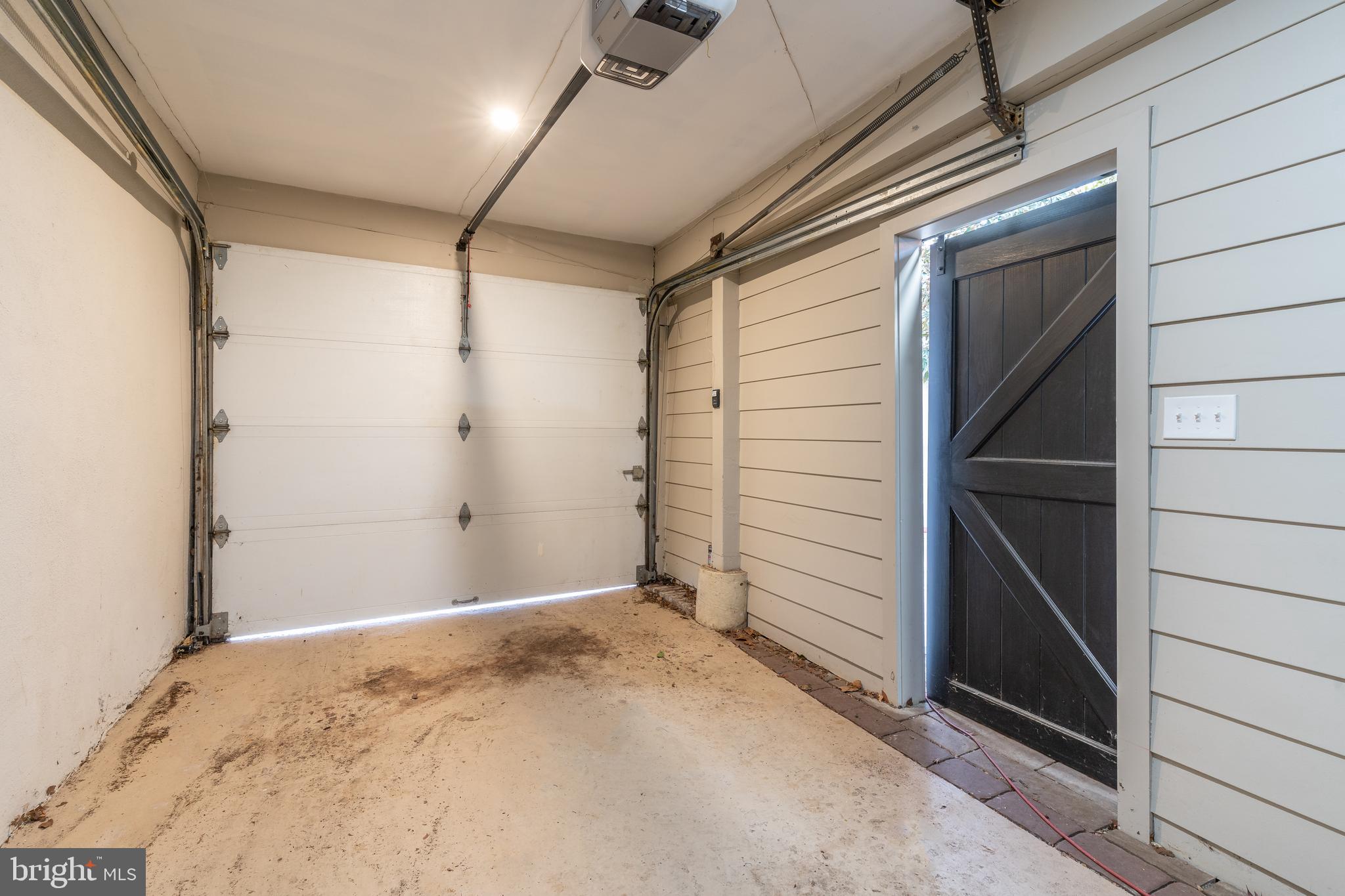 QUEEN VILLAGE - Residential