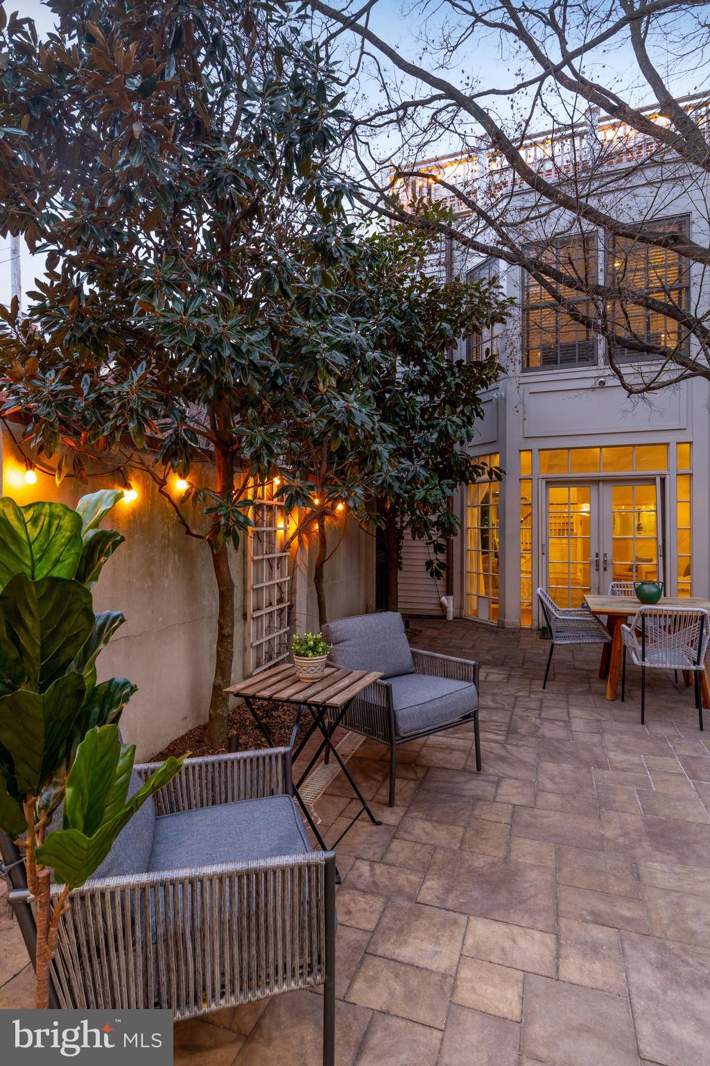 QUEEN VILLAGE - Residential