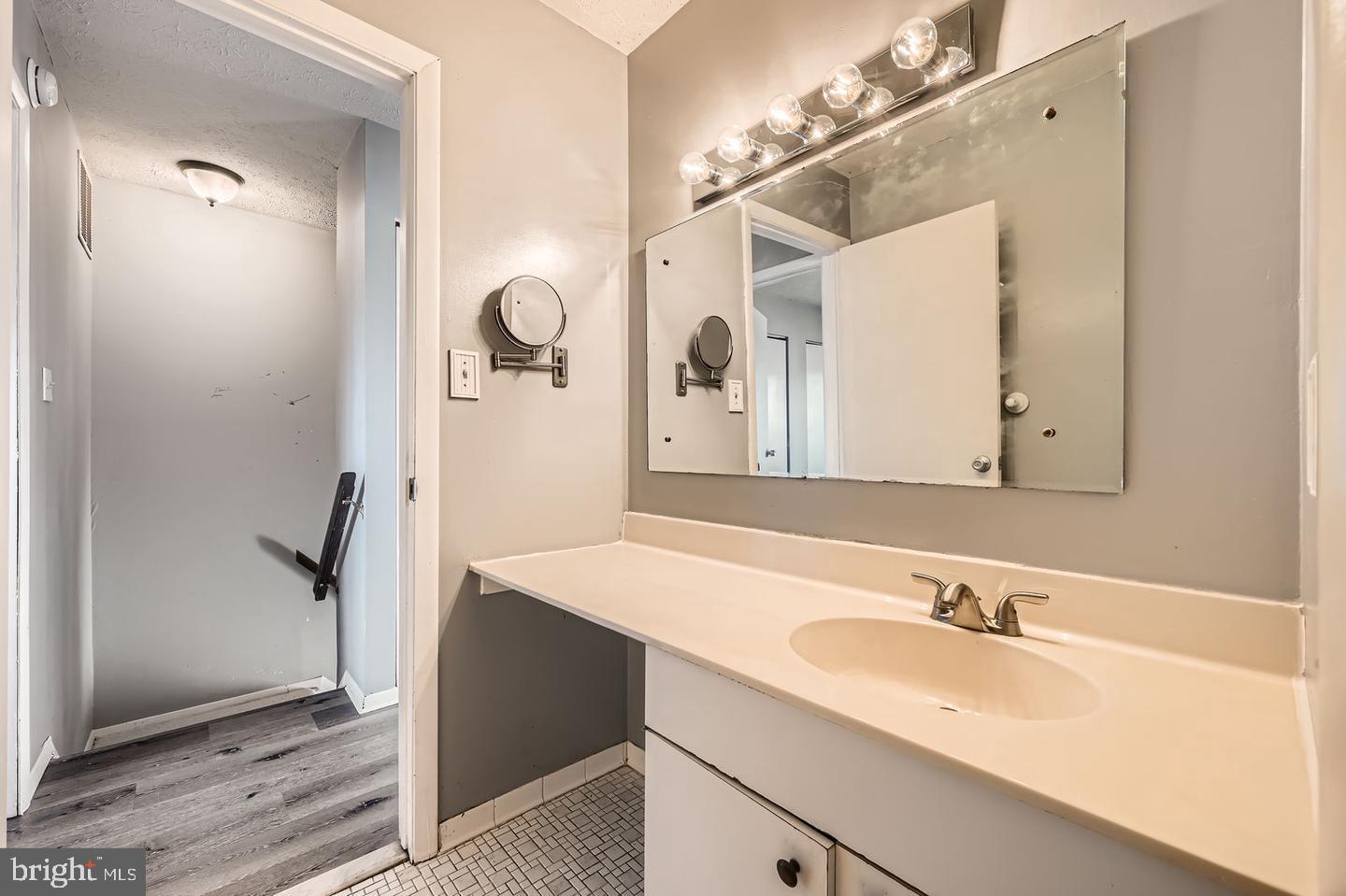 SEVEN COURTS - Residential Lease