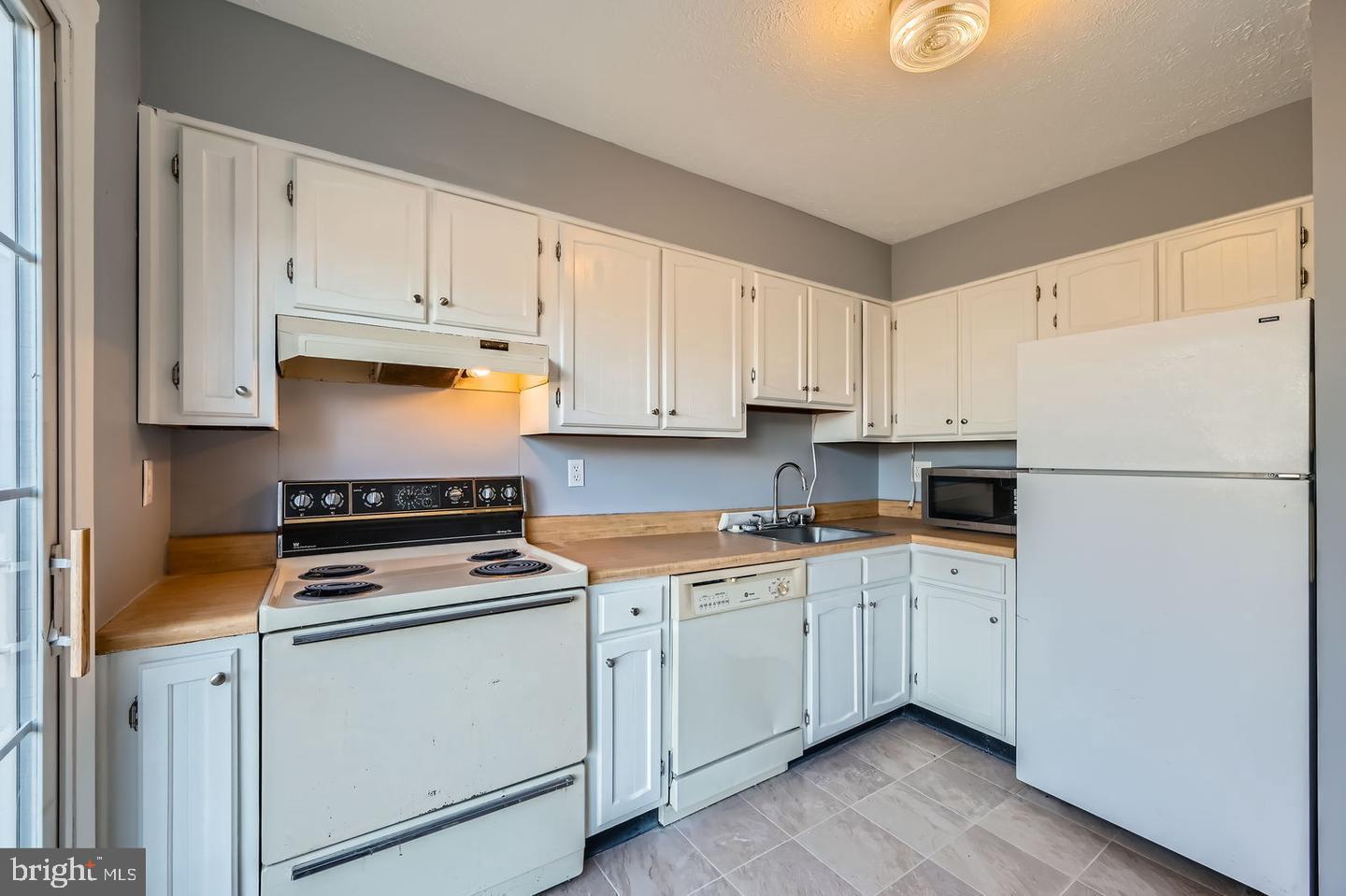 SEVEN COURTS - Residential Lease