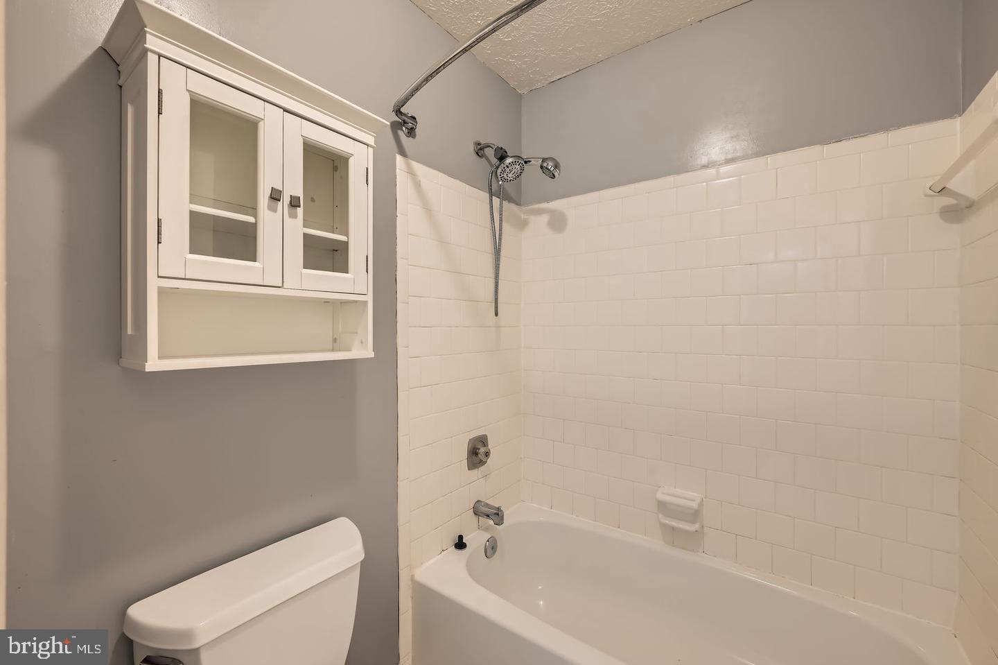 SEVEN COURTS - Residential Lease