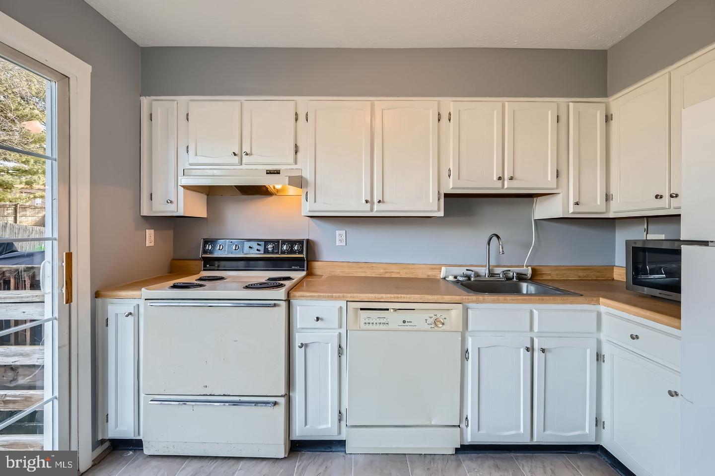 SEVEN COURTS - Residential Lease