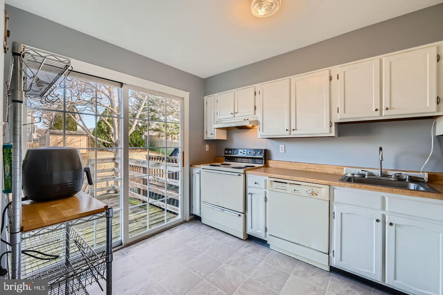 SEVEN COURTS - Residential Lease