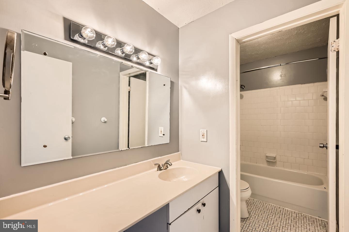 SEVEN COURTS - Residential Lease