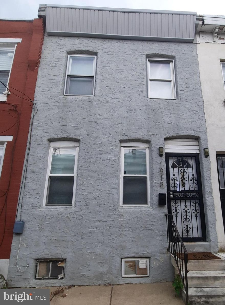 Spotless 2 Bedroom 1.5 Bathroom Home. Harwood floors throughout, beautiful kitchen with granite countertops and stainless steel appliances. Washer and dryer in basement, nice sized backyard, located steps away from the El stop.  Home warranty included with the purchase of this home!