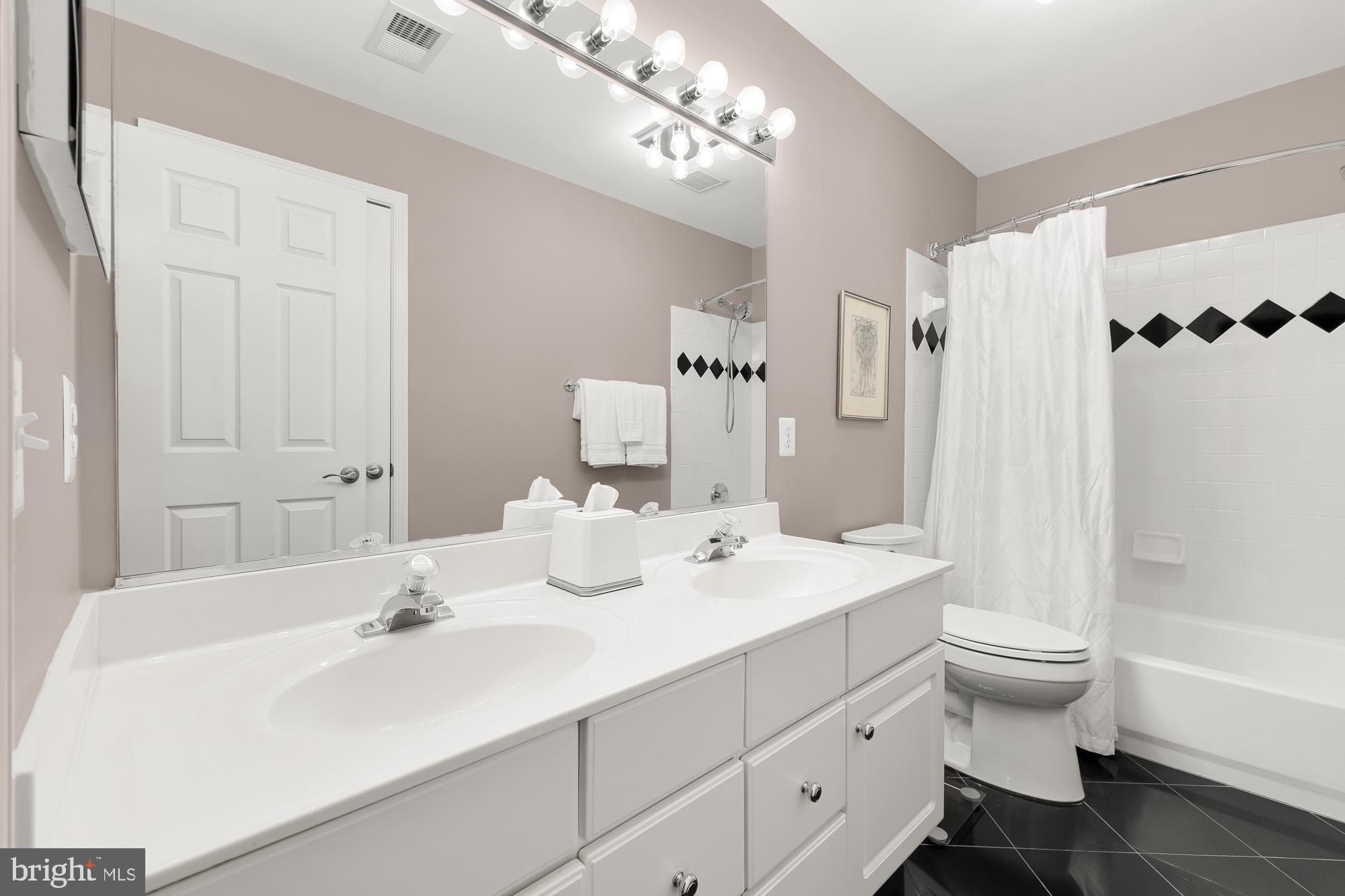 DEMOCRACY COMMONS - Residential