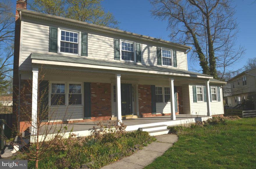 5BR, 3BATH FIXER UPPER IN SOUGHT-AFTER HAYFIELD FARM...ORIGINAL HARDWOOD ON MAIN & UPPER LVLS...KITCHEN & BREAKFAST AREA W/ LAMINATE & WALKOUT TO SCREEN PORCH..WIDE FRONT PORCH ADDITION. NEEDS LOTS OF WORK