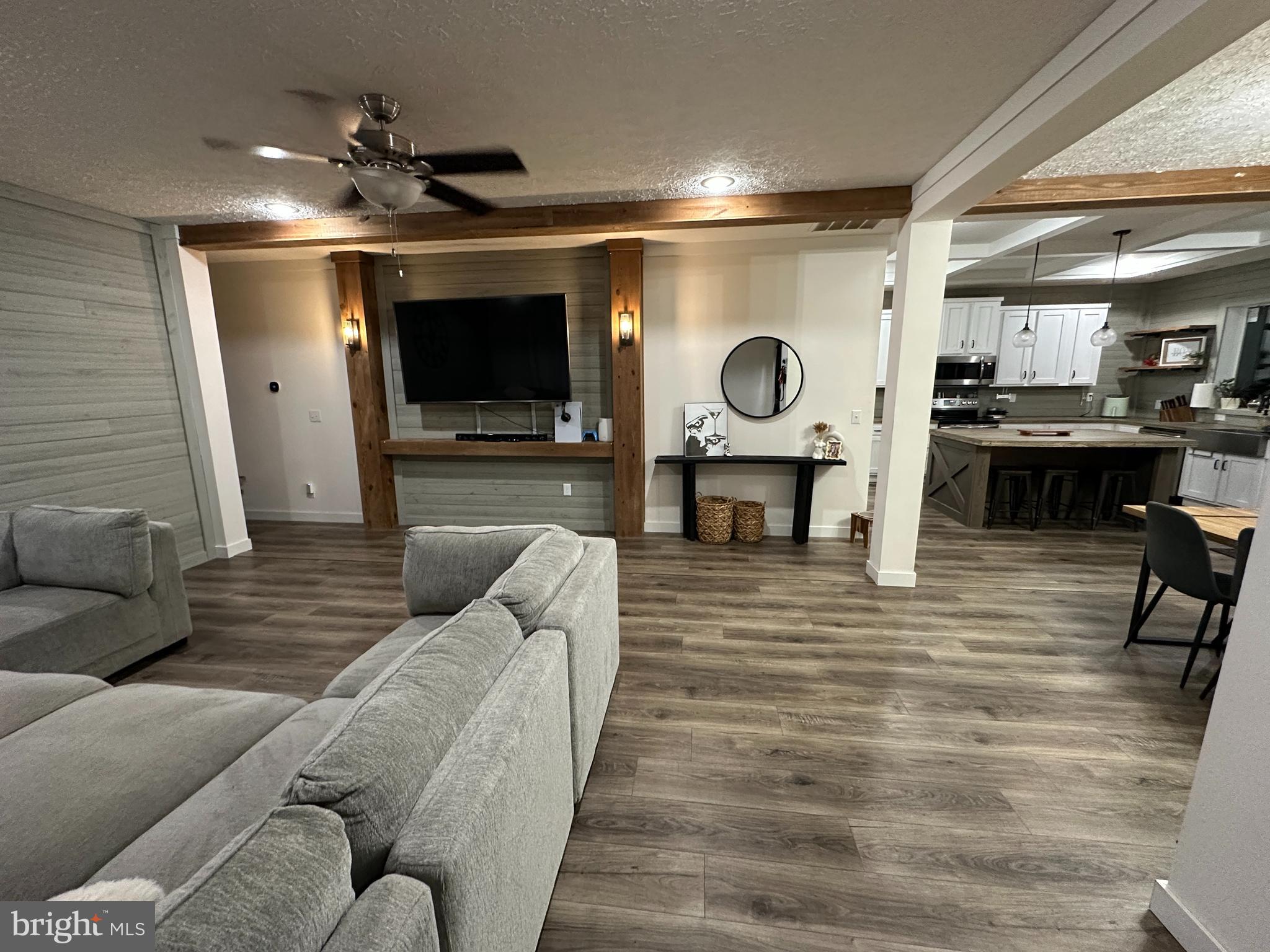76 POPLAR LN