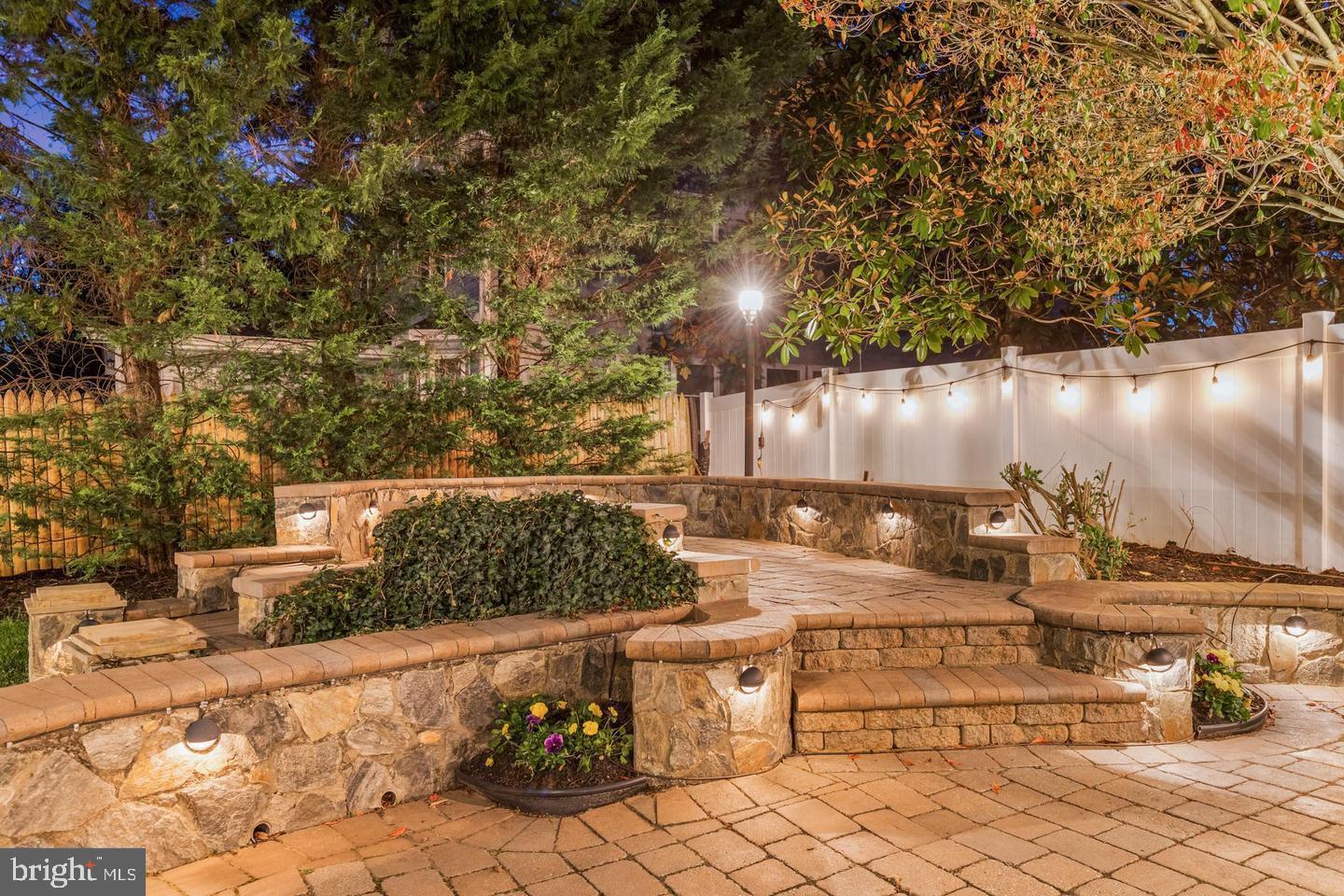 ANNANDALE OAKS - Residential