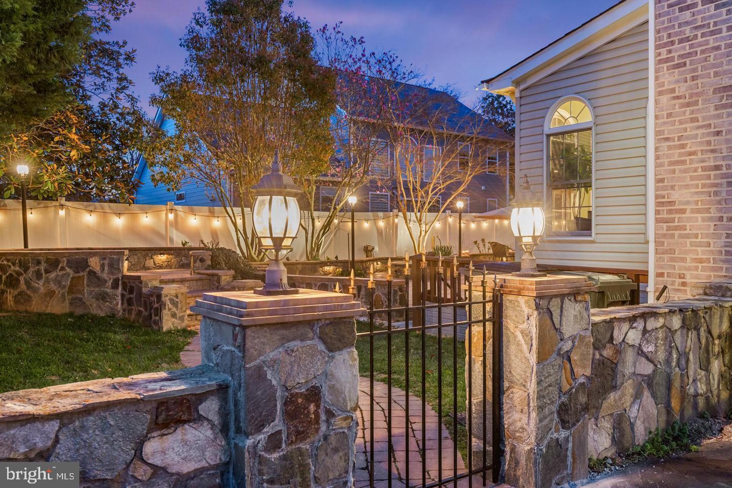 ANNANDALE OAKS - Residential