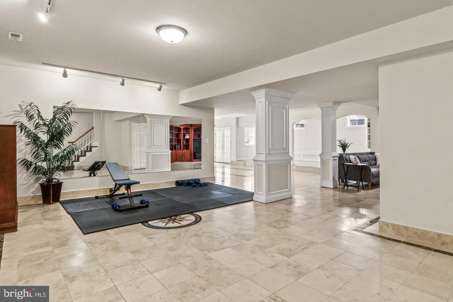 ANNANDALE OAKS - Residential