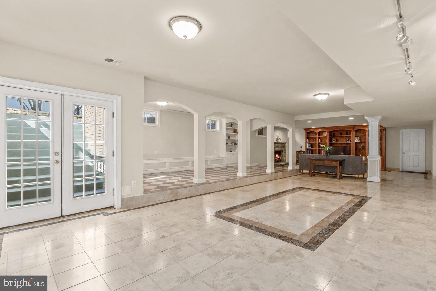 ANNANDALE OAKS - Residential