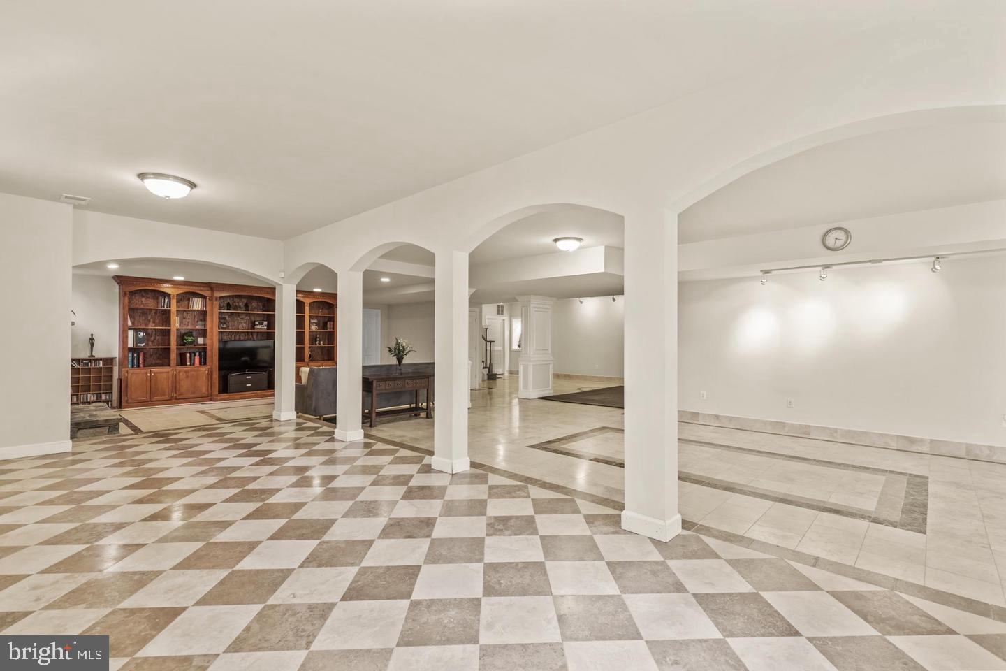 ANNANDALE OAKS - Residential