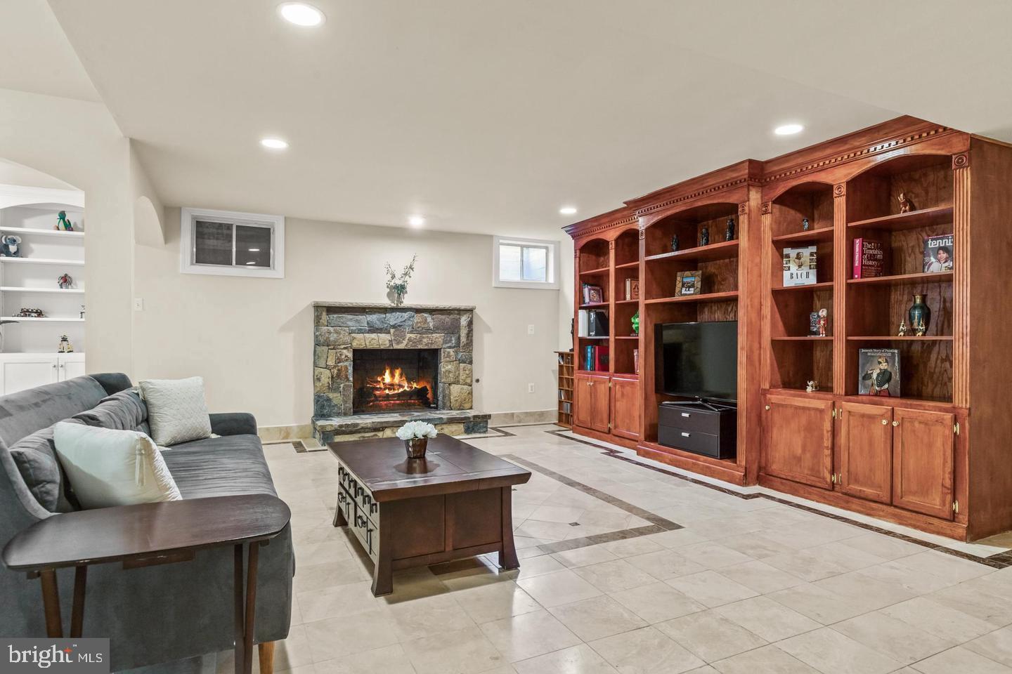 ANNANDALE OAKS - Residential