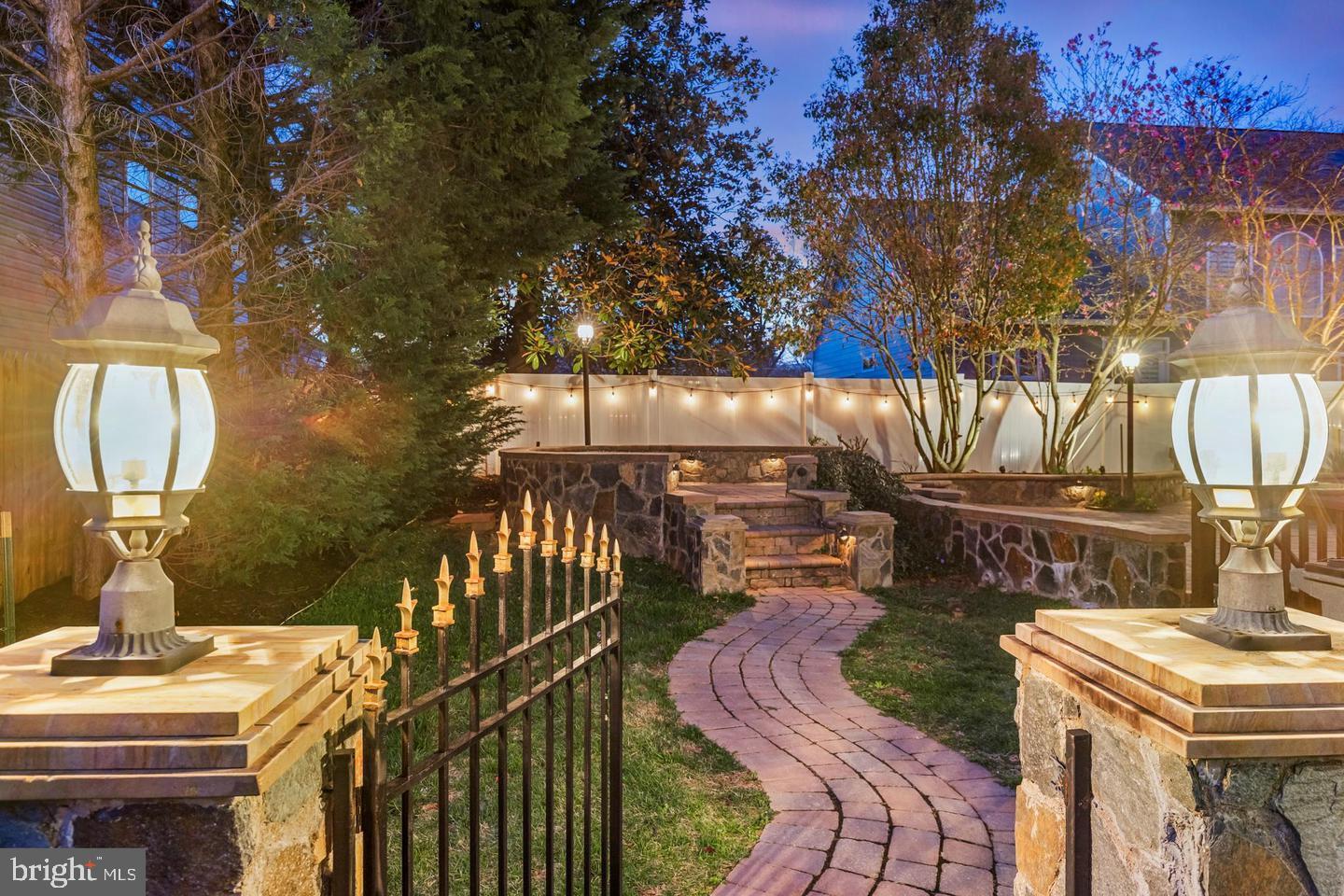 ANNANDALE OAKS - Residential