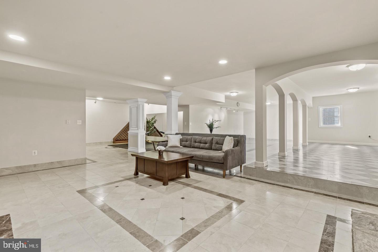 ANNANDALE OAKS - Residential