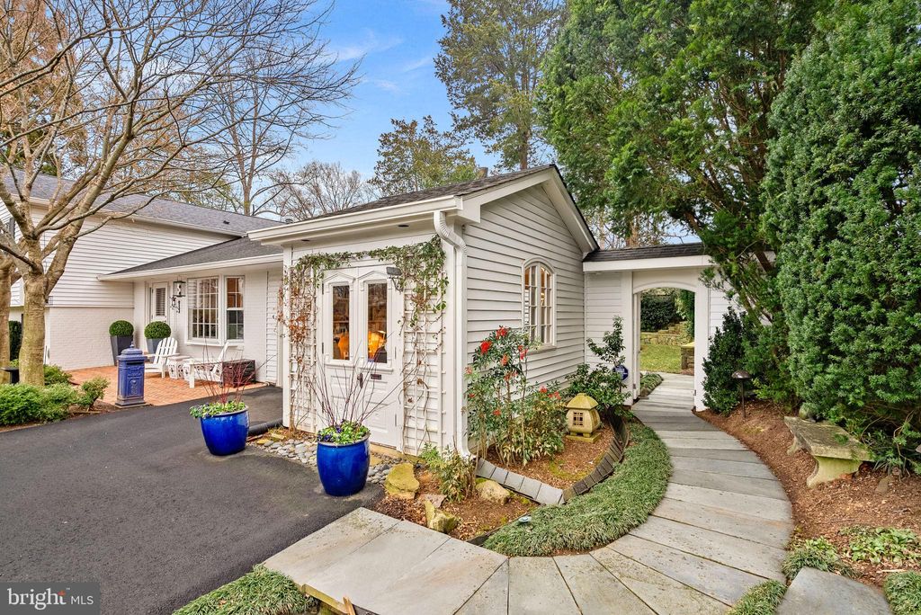 Photo of 8527 Pappas Way, ANNANDALE, VA 22003 (MLS # VAFX2284576)