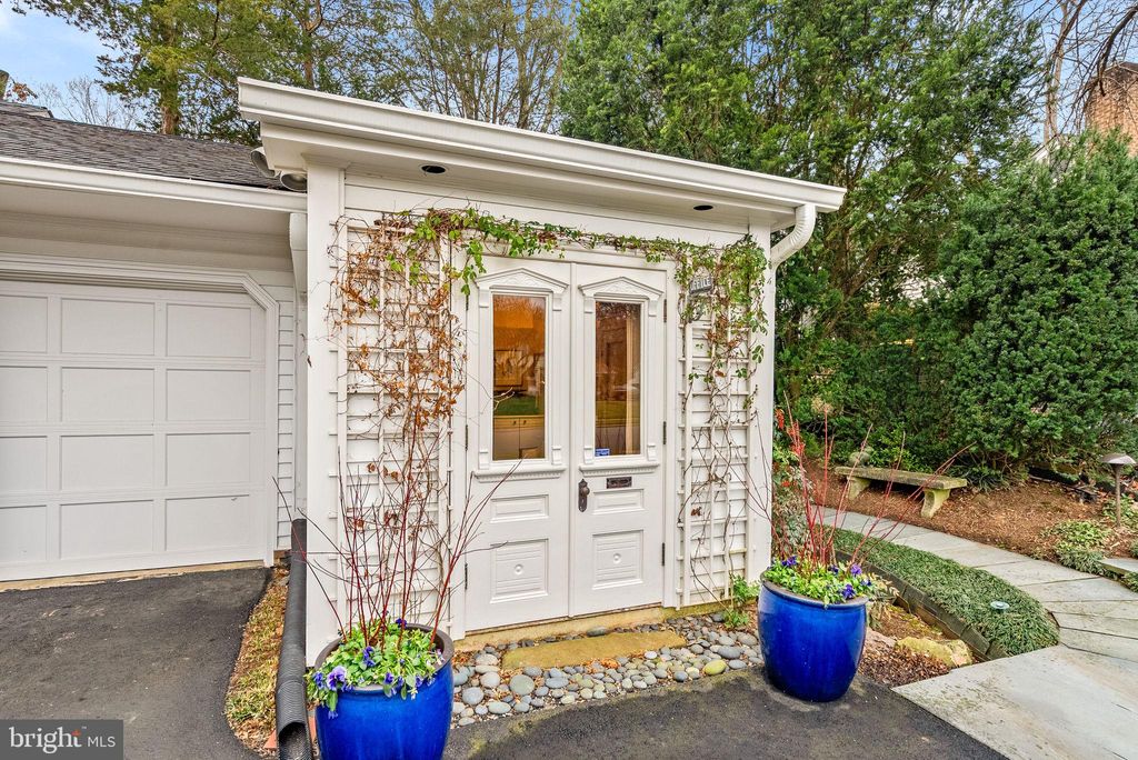 Photo of 8527 Pappas Way, ANNANDALE, VA 22003 (MLS # VAFX2284576)