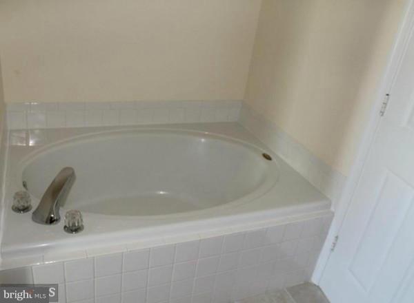 FAIR LAKES LAND BAY - Residential