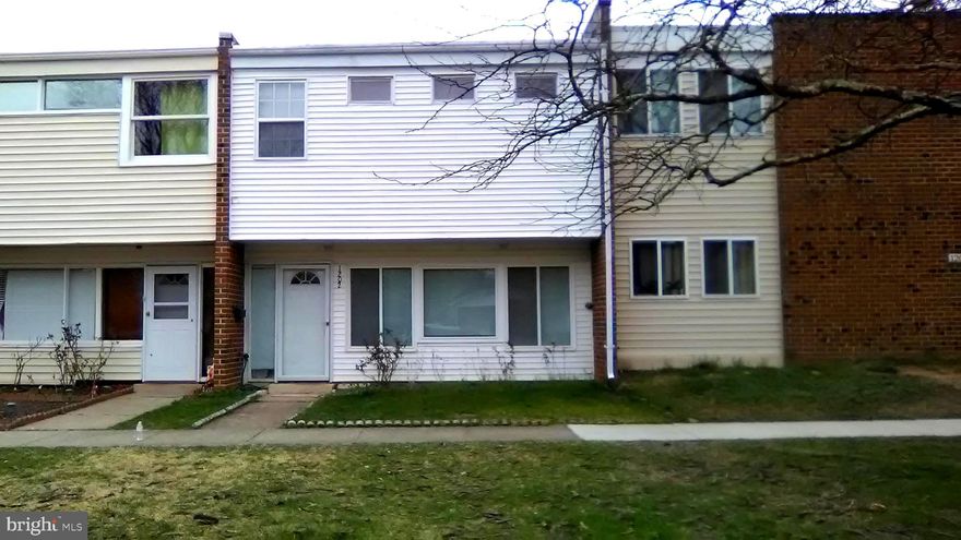 Lovely Townhouse in Herndon , Kitchen with granite counter top,fully fenced yard with shed in the patio,assigned 2 parking,convenient to shpping, commuter routes and Dallas Airport