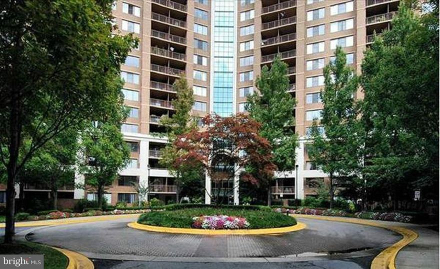 Spacious 1BR/1BA Condo. 24hr concierge desk. Upgraded Kitchen,wood floors and a large living/dining room combo. Gorgeous views from the 19th floor w/garage parking for no additional fee. clibhouse for parties, Comfy movie theater, and a great pool/BBQ area for the summer! Directly across from Grosvenor metro station. Short drive to NIH. Minutes to downtown Bethesda, Pike & Rose. Pets Welcomed