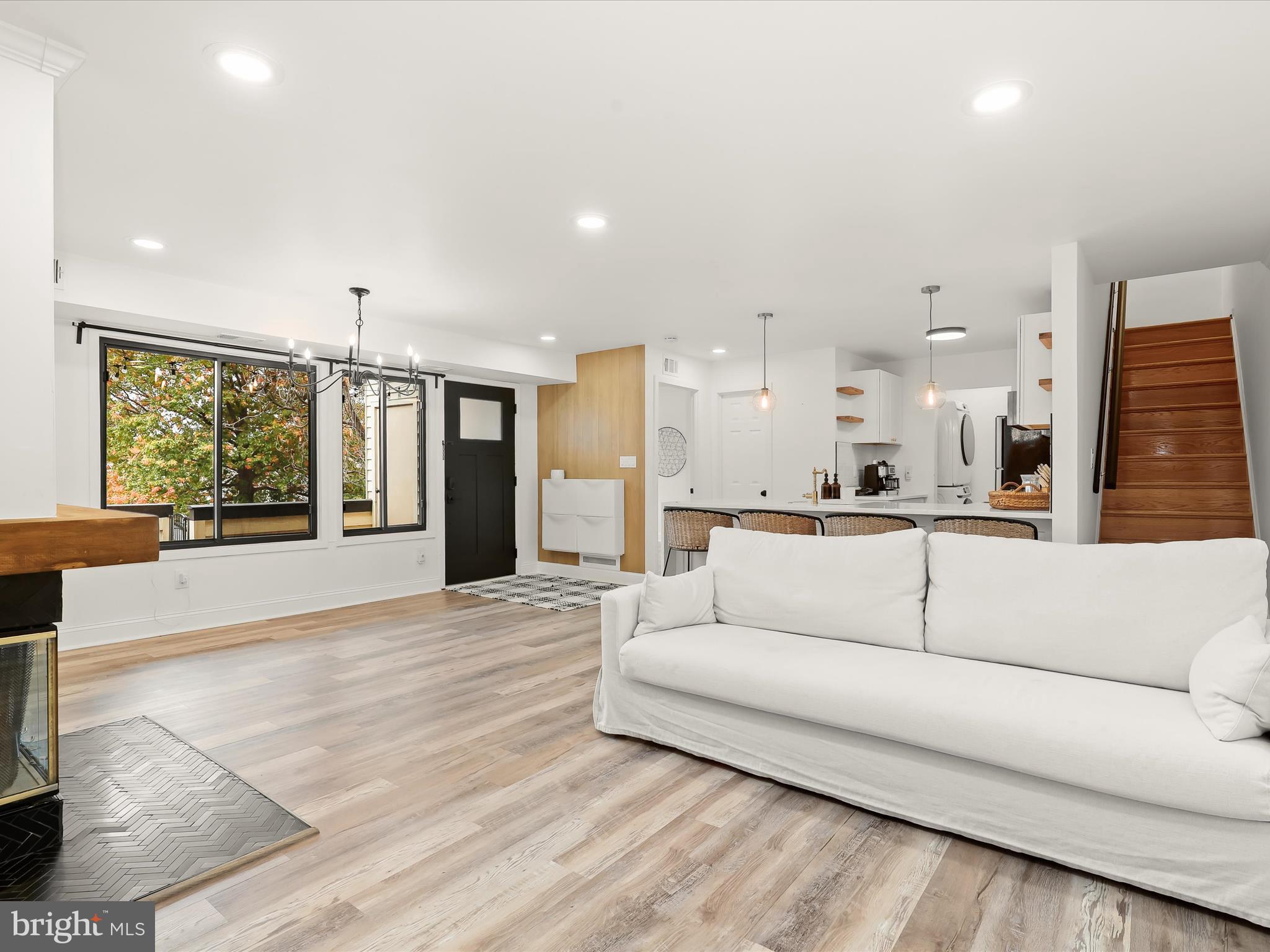 CHRISTOPHER COURT - Residential