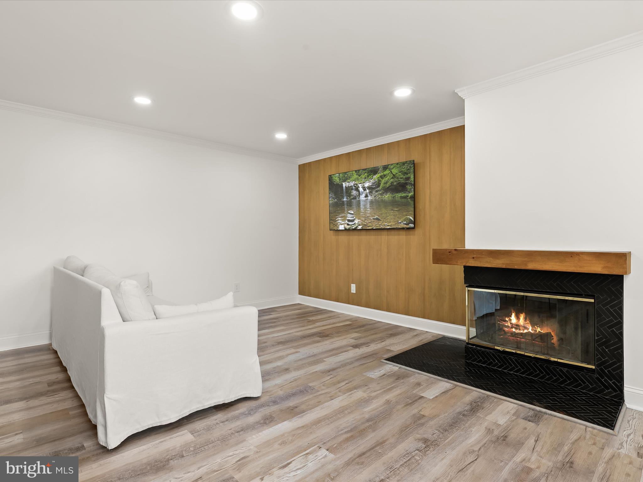 CHRISTOPHER COURT - Residential