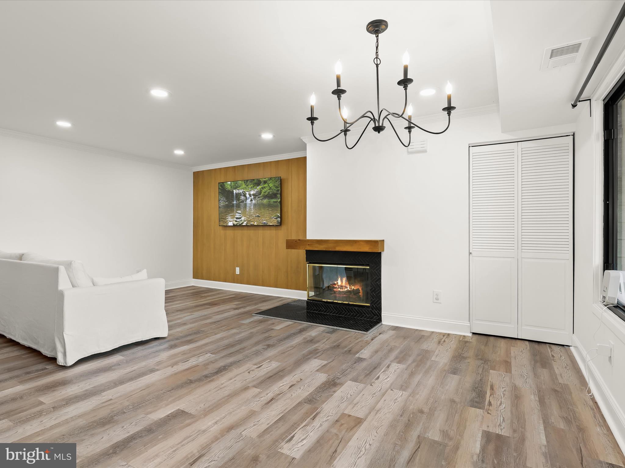 CHRISTOPHER COURT - Residential