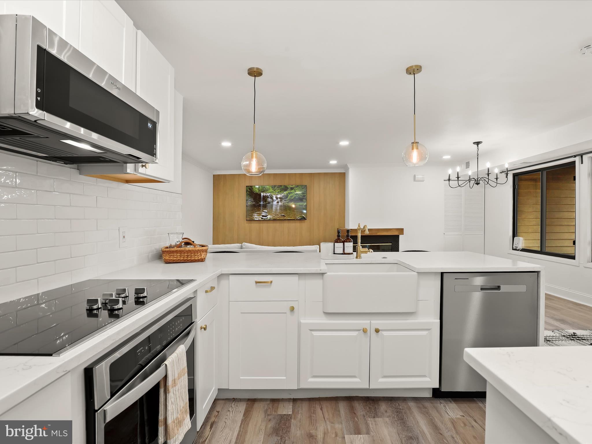 CHRISTOPHER COURT - Residential