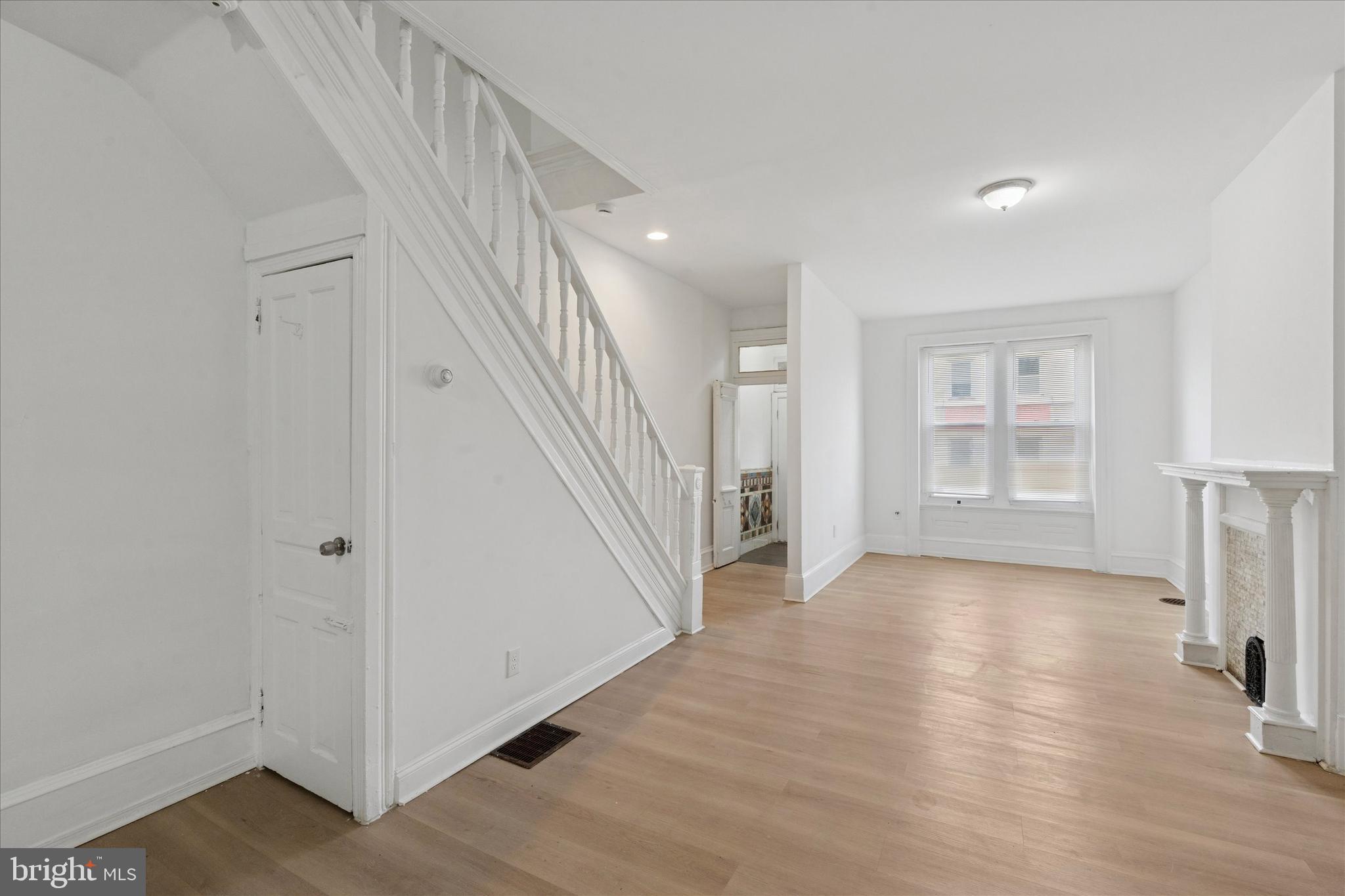 2054 W GLENWOOD AVENUE