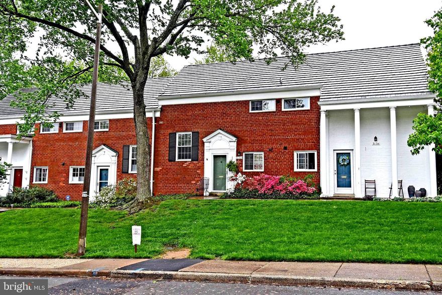 ** Lovely 2 level 2 bedroom Washington Model with 930 sq/ft of living space ** Great for entertaining ** Traditional white kitchen with gas range ** In-unit washer/dryer (not every unit has them)** Beautiful patio area ** Walk to Shirlington, DASH Bus to Metro, Pools, Tennis Courts ** Great Parking Available for this unit in Parkfairfax.**Great Location next to Amazon HQ2 & New VA Tech Campus** Love Where You Live!**