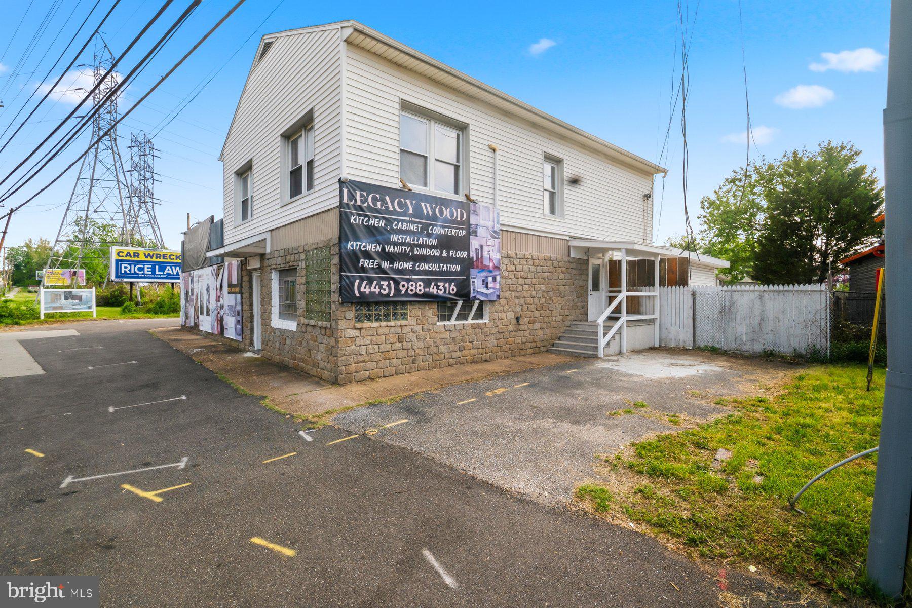 Main image without alt text