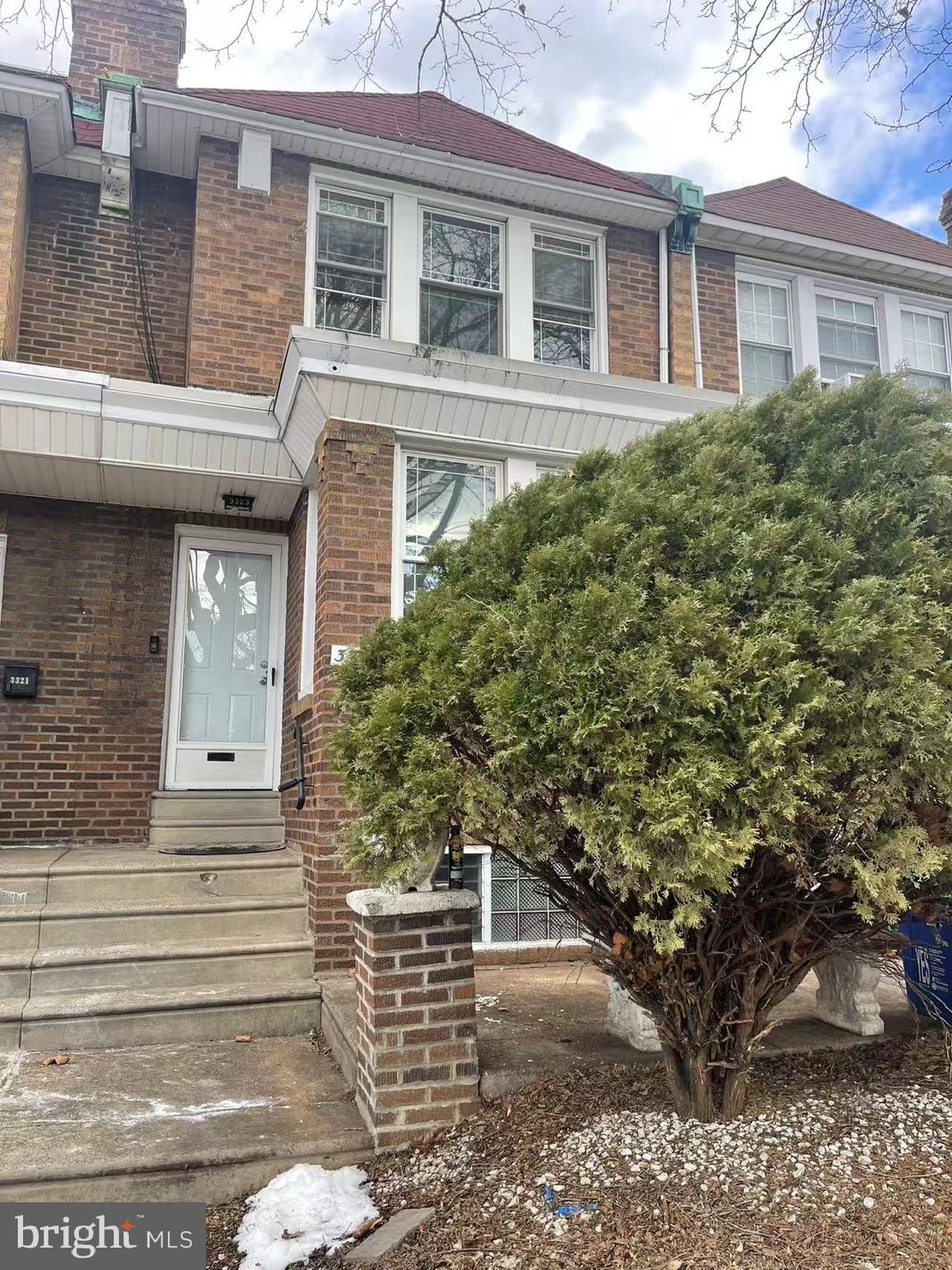 Beautiful row home is ready to move in, located on a very desirable street, in the heart of Mayfair area. Spacious living room with cozy gas fireplace. Nice sized dining room leading to a gourmet kitchen. Upstairs you will find 3 spacious bedrooms. Plenty of storage space throughout the entire house. Finish basement with additional bathroom and walk-in garage. Walking distance to shopping, restaurant, and transportation. Set your appointment today to see this lovely home!