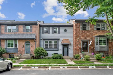 Photo of 2827 Kelly Square, VIENNA, VA 22181 (MLS # VAFX2312282)