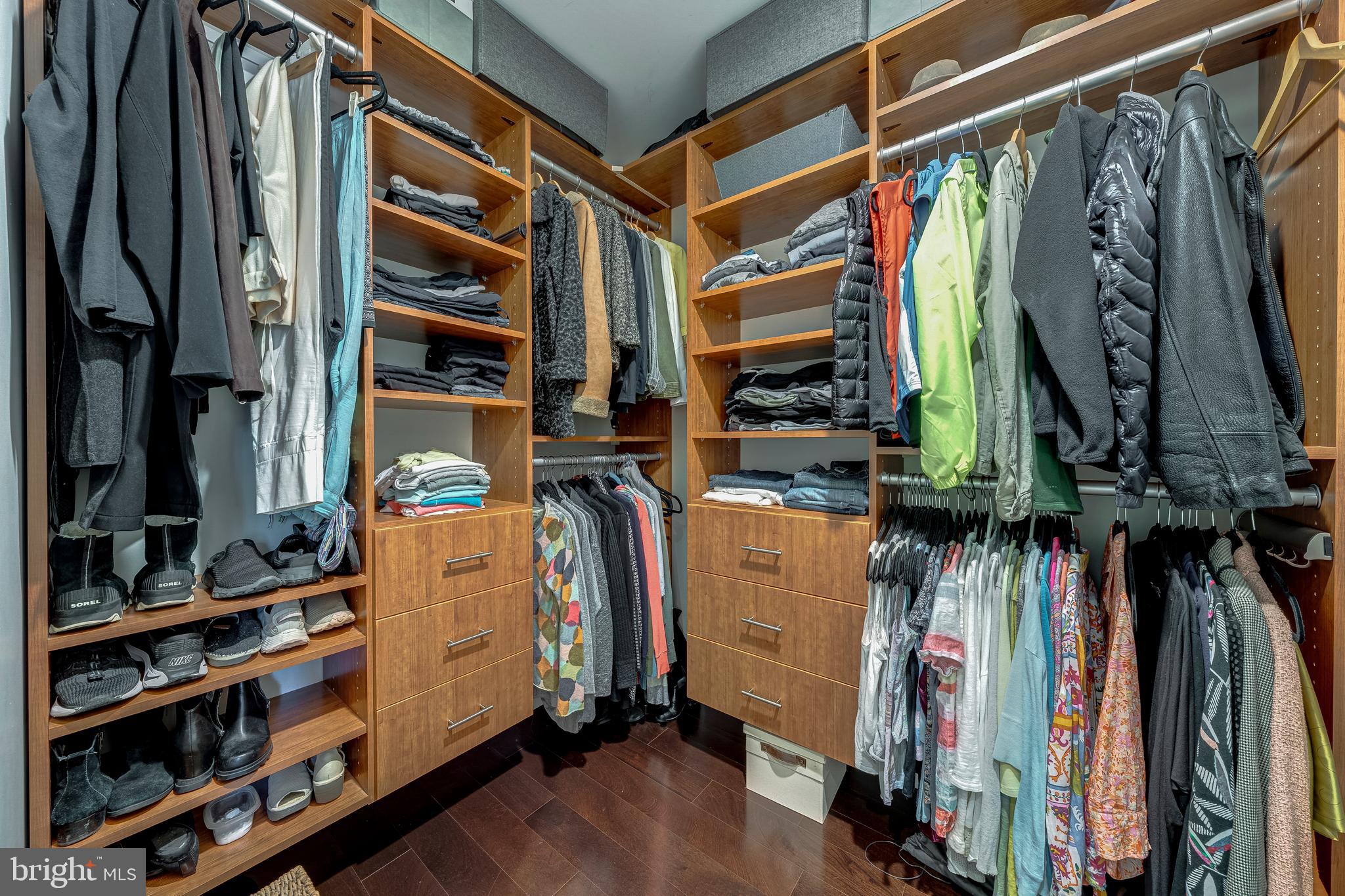 TURNBERRY TOWER - Residential