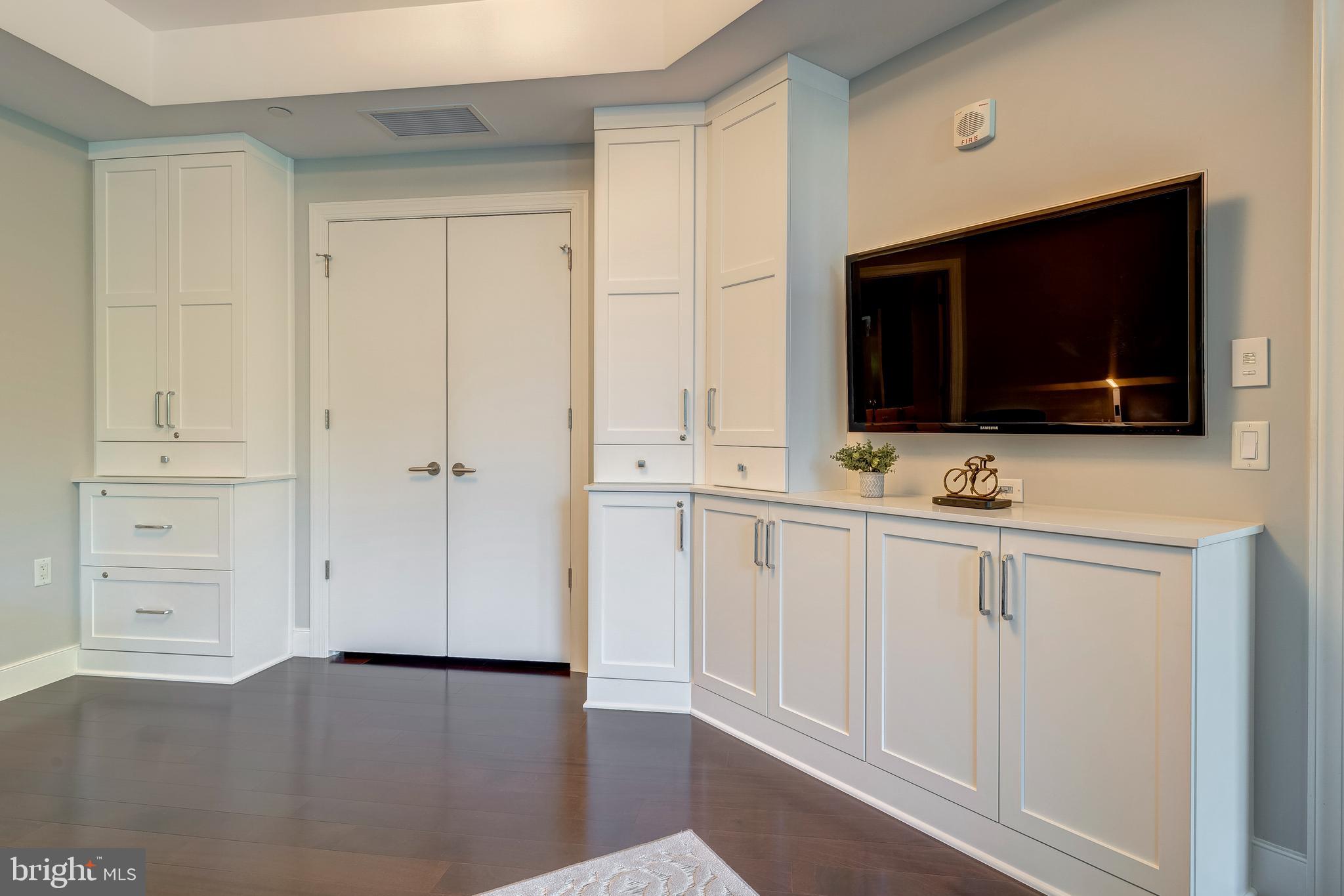 TURNBERRY TOWER - Residential