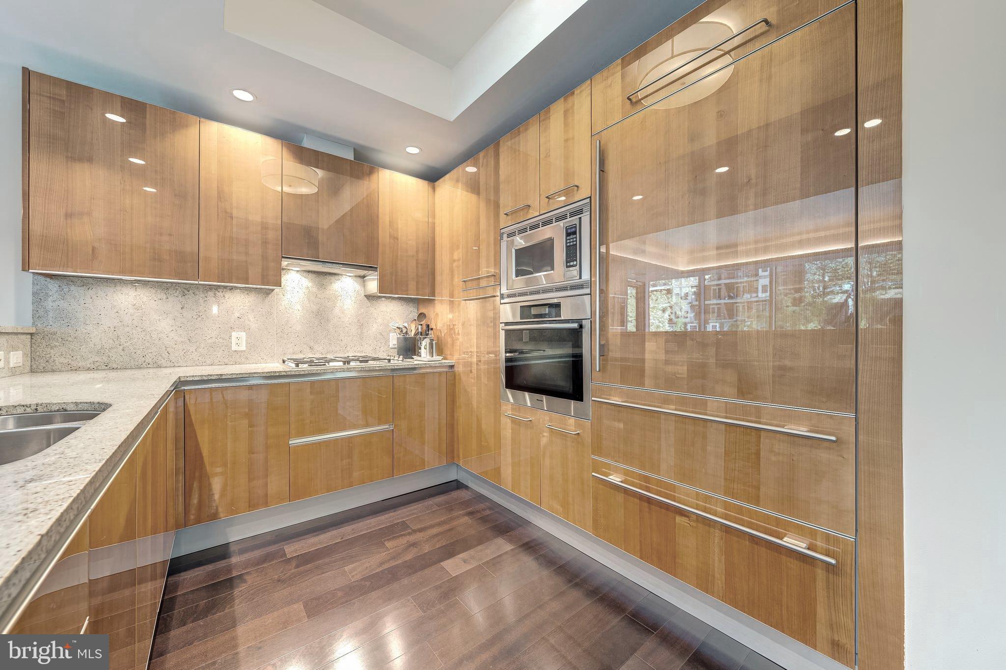 TURNBERRY TOWER - Residential