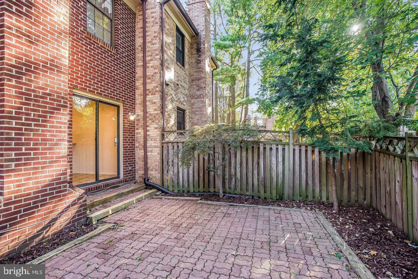 HOLLAND TOWNE - Residential Lease